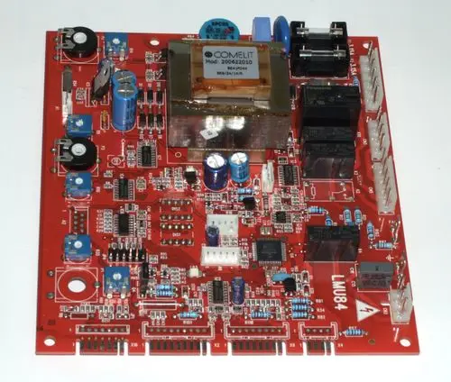 Platine mit zahlreichen elektronischen Bauteilen, Kondensatoren und Relais, in roter Farbe. Geeignet für Daikin ROTEX G-Plus Heizsysteme bis Baujahr 2017.